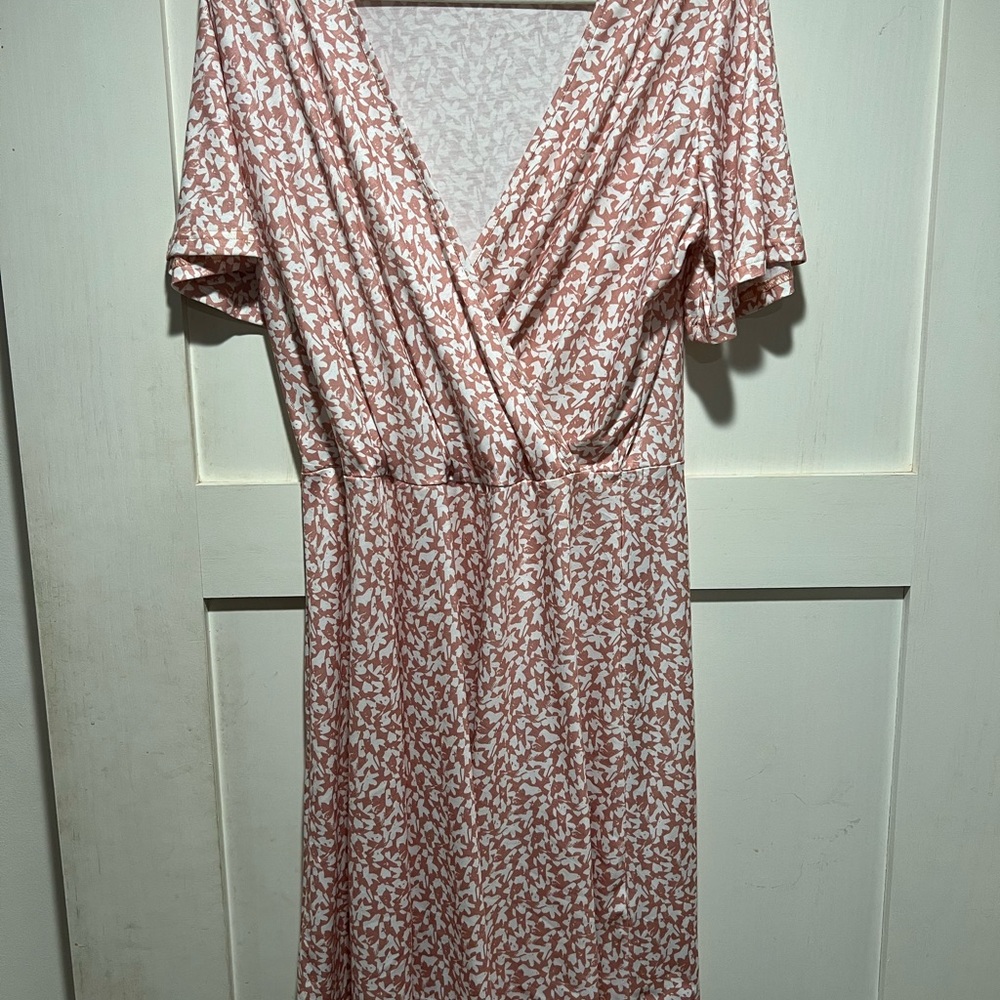 Chic Floral Midi Dress in Soft Pink